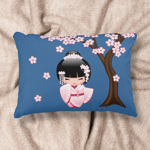 Rosa Kimono Kawaii Kokeshi-Puppe auf Blau Dekokissen
