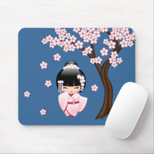 Rosa Kimono Kawaii Kokeshi-Puppe auf Blau Mousepad