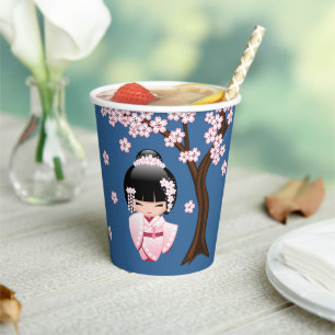 Rosa Kimono Kawaii Kokeshi-Puppe auf Blau Pappbecher