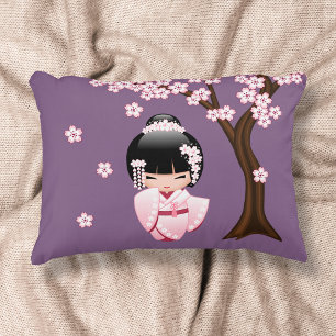 Rosa Kimono Kawaii Kokeshi-Puppe auf Lila Dekokissen