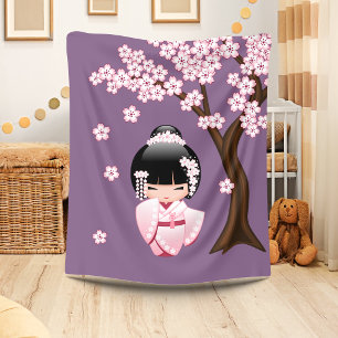Rosa Kimono Kawaii Kokeshi-Puppe auf Lila Fleecedecke