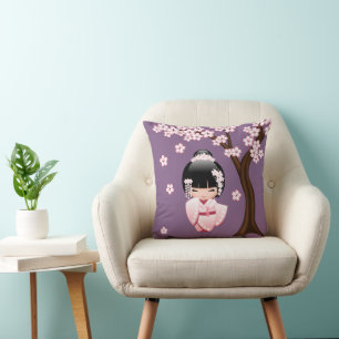 Rosa Kimono Kawaii Kokeshi-Puppe auf Lila Kissen