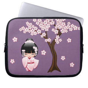 Rosa Kimono Kawaii Kokeshi-Puppe auf Lila Laptopschutzhülle