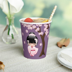 Rosa Kimono Kawaii Kokeshi-Puppe auf Lila Pappbecher