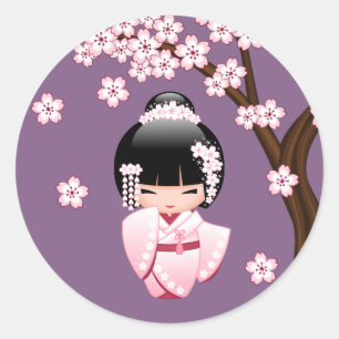 Rosa Kimono Kawaii Kokeshi-Puppe auf Lila Runder Aufkleber