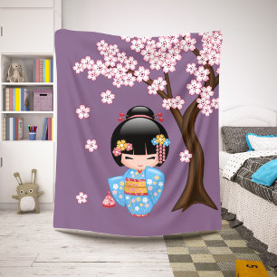 Rosa Kimono Kawaii Kokeshi-Puppe auf Lila Sherpadecke