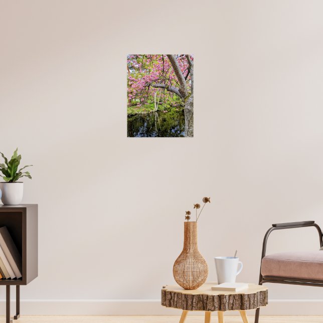 Rosa Kirschblüten neben einem Teich Poster (Wohnzimmer 3)
