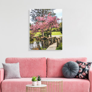 Rosa Kirschblüten und hölzerne Fußgängerbrücke Leinwanddruck