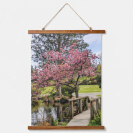 Rosa Kirschblüten und Holzsteg Wandteppich Mit Holzrahmen