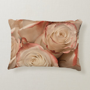 Rosa-Kissen mit cremefarbenen und roten Spitzen Dekokissen