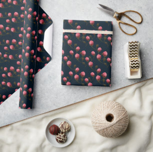 Rosa Knospen auf dunkelblauem Hintergrund  Geschenkpapier