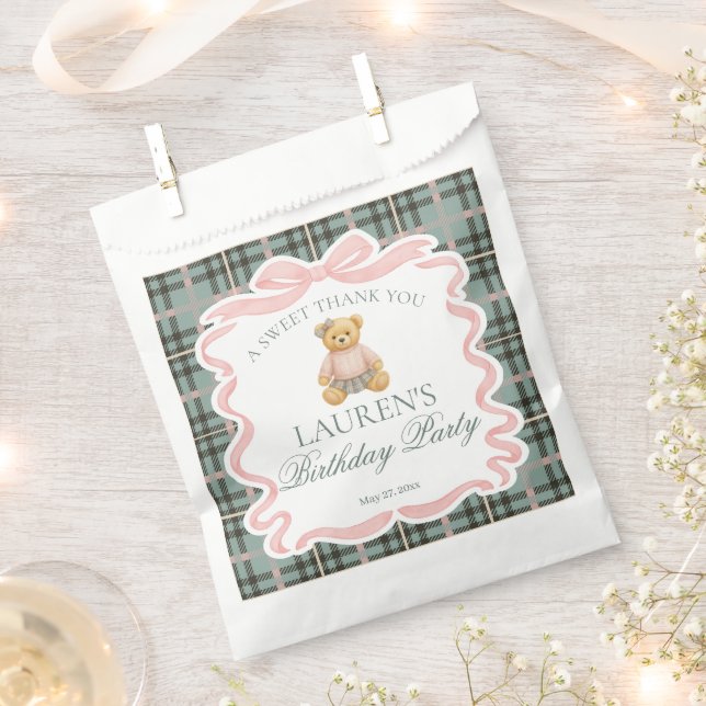 Rosa Kokettenschleifen-Bär-Karo-Geburtstagsdessert Geschenktütchen (Ausgeschnitten)