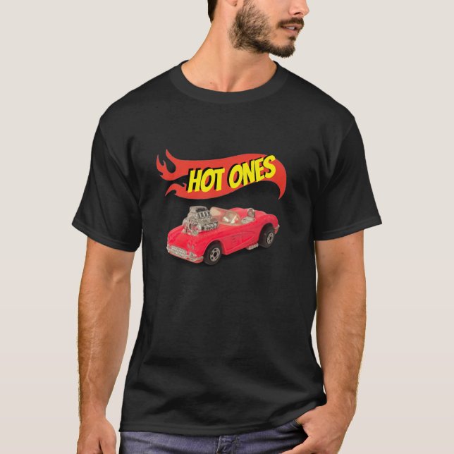 Rosa Korvette mit Hotwheels dunkler T - Shirt (Vorderseite)