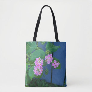 Rosa Lantana-Wildblumen auf einem Taschentuch