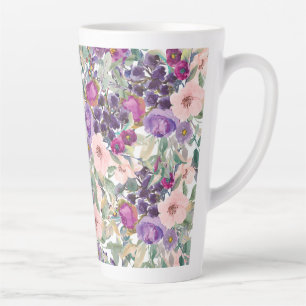 Rosa-lila-blumen mit Salbeigrün-Blättern Milchtasse