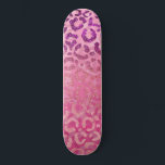 Rosa Lila Glitzer Leopard Tierdruckleuchte Skateboard<br><div class="desc">Dieses elegante und glamouröse Muster ist perfekt für das trendige und stilvolle Girly. Es zeigt Imitate lila bis rosa funkelnd Glitzer Leopardendruckverlauf auf fuchsia bis lila cheetah Print ombre gedruckt. Es ist einzigartig, elegant, hübsch, mädchenhaft und cool. ***WICHTIGE HINWEIS FÜR DESIGN: Für individuelle Designanfragen, wie z.B. passende Produktanfragen, Farbänderungen, Platzierungsänderungen...</div>