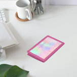 Rosa lila Glitzer Tropfen Monogramm Name Mädchen Tri-fold Geldbeutel<br><div class="desc">Ein holografischer, rätselhafter, einfarbiger Hintergrund. Dekoriert mit rosa, lila und Rose Gold Imitate Glitzer Tropfen, Farbe Tropflook. Personalisieren Sie Ihren Namen und fügen Sie ihn hinzu. Der Name wird mit einem handgeschriebenen Stilskript mit Swashes geschrieben. Um die Swashes behalten, löschen Sie nur den Beispielnamen, verlass die Leerzeichen oder Emoji's vor...</div>