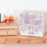 Rosa Lila Lichtfarbe Grüne Blütenfarbe Holzkisten Schild<br><div class="desc">Dieses elegante und hübsche Muster ist perfekt für die trendige und stilvolle Frau. Die Blume und Blätter sind in Rosa, lila und hellgrün gehalten und auf einem weißen Hintergrund mit handgemalten Bildern dekoriert. Es ist künstlerisch, mädchenhaft, niedlich, einzigartig und trendig. Passen Sie dieses Design einfach mit Ihrem eigenen personalisierten Monogramm-Namen...</div>
