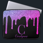 Rosa Lila Ombre Sparkle Glitzer Tropfen Monogram Laptopschutzhülle<br><div class="desc">Pink Lila Ombre Sparkle Glitzer Tropfen Monogram Laptop Ärmel mit unseren trendigen Imitate Glitzer Tropfen in einem ombre Regenbogen von heiß rosa und lila auf einem schicken schwarzen Hintergrund. Einfach zu anpassen und perfekt für Schule oder Arbeit! Sie tauchen in den Luxus, also sollte auch Ihre Ästhetik sein! Ideal für...</div>