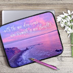 Rosa Lila Ozean Sonnenuntergang Foto Inspiration Z Laptopschutzhülle<br><div class="desc">"Mit dem neuen Tag kommt neue Kraft und neue Gedanken." Diese dramatische Küstenlandschaft Palos Verdes, Kalifornien, unberührte, ozeanische Strandklippen, nah zum Sonnenuntergang aufgenommen, strahlt Ruhe und Einsamkeit aus, wann immer Sie diesen eleganten, fotografischen Neopren-Laptop-Ärmel benutzen. Ein inspirierendes Zitat in der weißen Kalligraphie-Schrift überlagert das Foto. Erhältlich in drei Größen: 15",...</div>