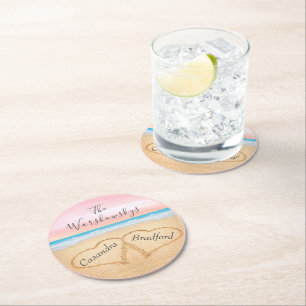 Rosa Lila Strand Hochzeit 2 Herzen in Sand Runder Pappuntersetzer