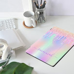 Rosa lila Tropfen holografisch iPad Pro Cover<br><div class="desc">Ein angesagter holografischer Hintergrund mit Einhorn- und Regenbogenpastellfarben in Rosa, lila, Minzgrün. Dekoriert mit rosa und lila Tropfen. Lila Buchstaben. Personalisieren Sie Ihren Namen und fügen Sie ihn hinzu. Der Name wird mit einem modernen handgeschriebenen Stilskript mit Swashes geschrieben. Um die Swashes behalten, löschen Sie nur den Beispielnamen, verlass die...</div>