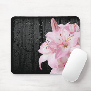 Rosa Lilien mit Raindrops Mousepad