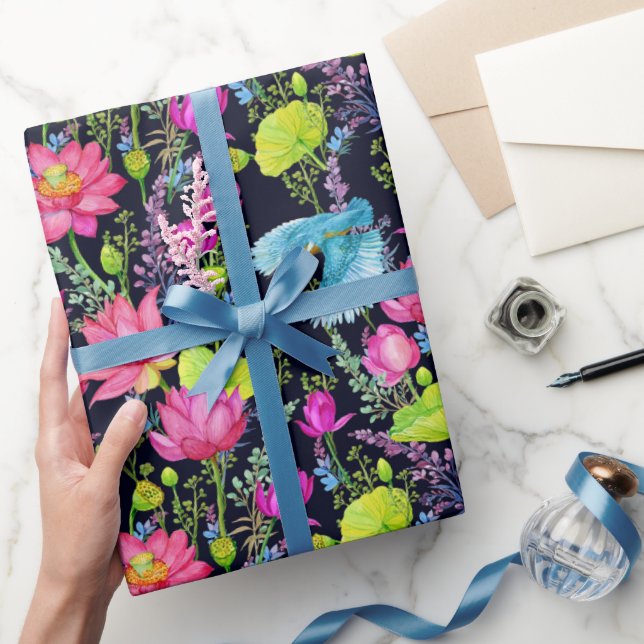 Rosa Lilien und blaue Vögel Geschenkpapier (Schenken)
