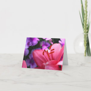 Rosa Lilly und violette Blumen Feiertagskarte