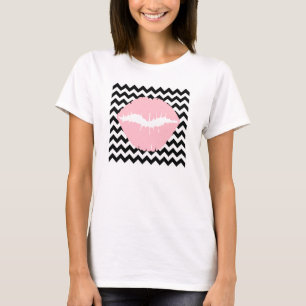 Rosa Lippen auf schwarzen und weißen Zigzag T-Shirt