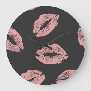 Rosa Lippen küssen, Valentins Tagesmuster. Große Wanduhr
