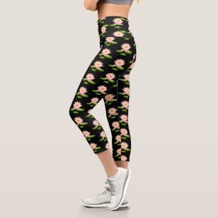 Rosa Lotus Blume & Lippenstift auf schwarz Capri Leggings
