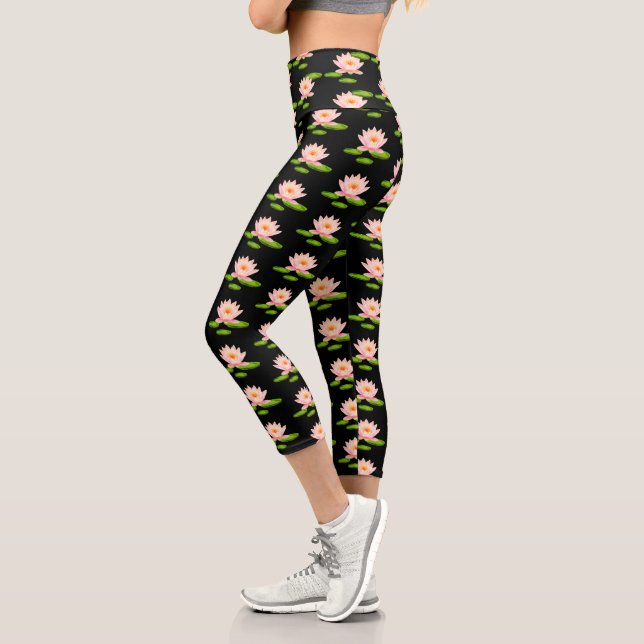 Rosa Lotus Blume & Lippenstift auf schwarz Capri Leggings (Links)