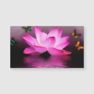 Rosa Lotus Blume und farbenfrohe Schmetterlinge Magnetkarte