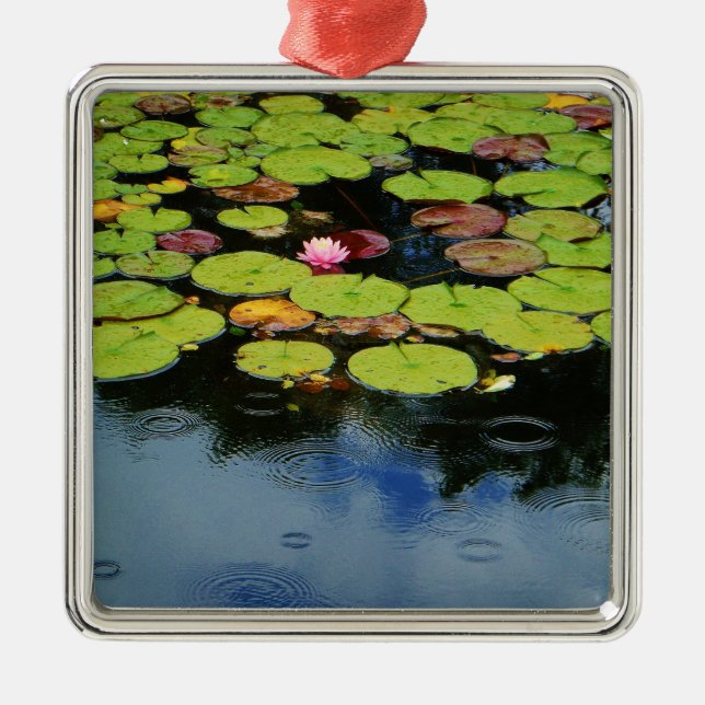 Rosa Lotus in Regen Ornament Aus Metall (Vorne)