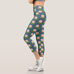 Rosa Lotusblumen und Seerosenblätter auf blauem Yo Capri Leggings