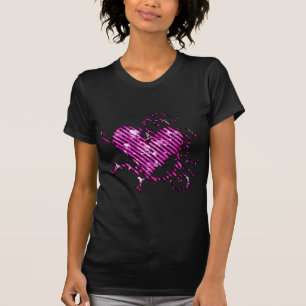 Rosa mit Stacheln versehenherz mit den T-Shirt