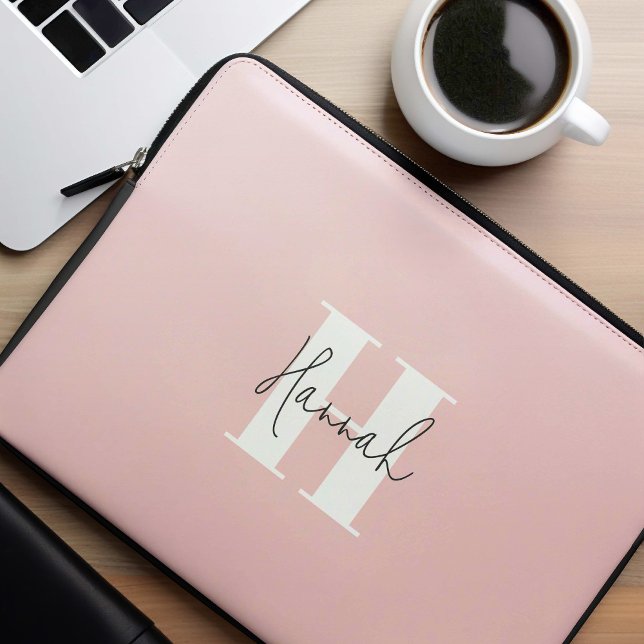 Rosa Modern Minimalistisch Mit Monogramm Laptopschutzhülle (Von Creator hochgeladen)