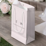 Rosa Modernes Minimalistisches Monogramm Kleine Geschenktüte<br><div class="desc">Präsentieren Sie Ihre Geschenke im Stil mit unserer Minimalistischen Blush Pink Monogram Namenspendel Tasche. Diese elegante Tasche besticht durch ein gepflegtes und zeitgemäßes Design. Freuen Sie sich auf ein individualisierbares Monogramm, das Ihrer Schenkung eine personalisierte Touch verleiht. Diese Tasche ist hochwertig und gleichzeitig elegant und eignet sich für verschiedenste Anlässe,...</div>