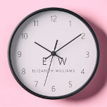 Rosa Modernes Minimalistisches Monogramm Uhr<br><div class="desc">Verbessern Sie Ihre Wohngestaltung mit unserer klassischen eleganten, modernen Minimalistischen Monogram Wall Clock. Dieses exquisite Uhrwerk verbindet zeitlose Eleganz mit zeitgenössischem Minimalismus und erhöht Ihren Lebensraum auf neue Niveaus der Eleganz. Die mit Präzision und Sorgfalt gestaltete Wanduhr ist mehr als nur ein funktionales Accessoire, sondern ein personalisiertes Kunstwerk. Das individuell...</div>