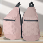 Rosa Monogramm Modernes Muster, Womens Sling Bag<br><div class="desc">Die Pink Monogram Modern Pattern Women's Sling Bag, in der Einfachheit und Modernität in einem mädchenhaften, raffinierten Design zusammenkommen. Dieses Accessoire ist für Frauen konzipiert, die die Eleganz eines Monogrammmusters und die Praktikabilität eines Tragetaschen schätzen. Es eignet sich perfekt für verschiedene Anlässe, von einem Tag auf dem Golfplatz bis zu...</div>
