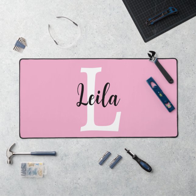 Rosa Monogramm-Name-Script personalisiertes Design Schreibtischunterlage (Arbeitsplatz)