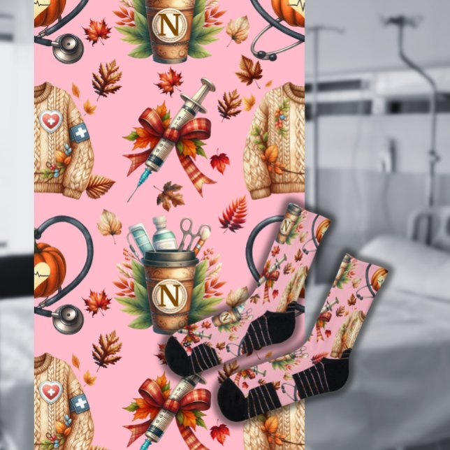 Rosa Monogramm Nurse Essentials Crew Socken (Von Creator hochgeladen)