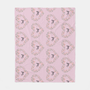 Rosa orangefarbenes Blumen- und Grünherz-Monogramm Fleecedecke