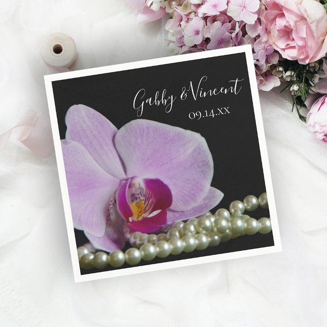 Rosa Orchidee und Perlen auf Schwarzer Hochzeit Serviette (Von Creator hochgeladen)