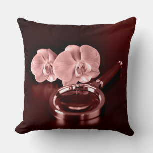 Rosa Orchideenblüten und Lupe Kissen