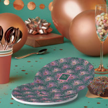 Rosa PfauenFedern und Monogramm auf Grün