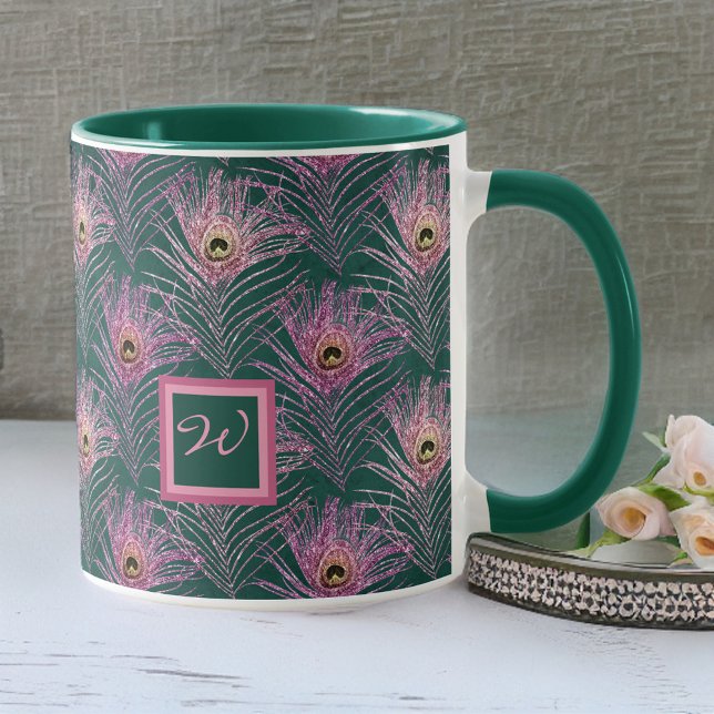 Rosa PfauenFedern und Monogramm auf Grün Tasse (Von Creator hochgeladen)