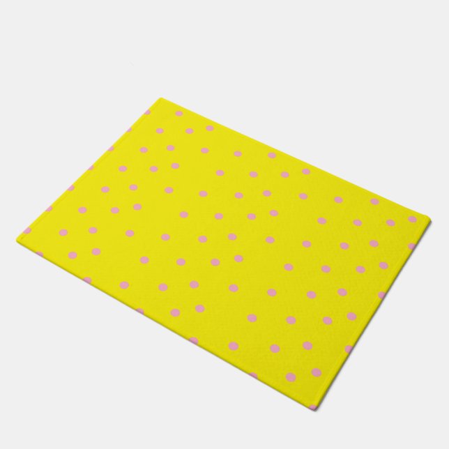 Rosa Polka-Punkte auf Gelb Fußmatte (Schrägansicht)
