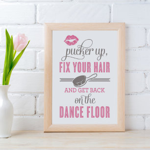 Rosa Pucker Up und richtet eure Haare, Damen-Toile Poster